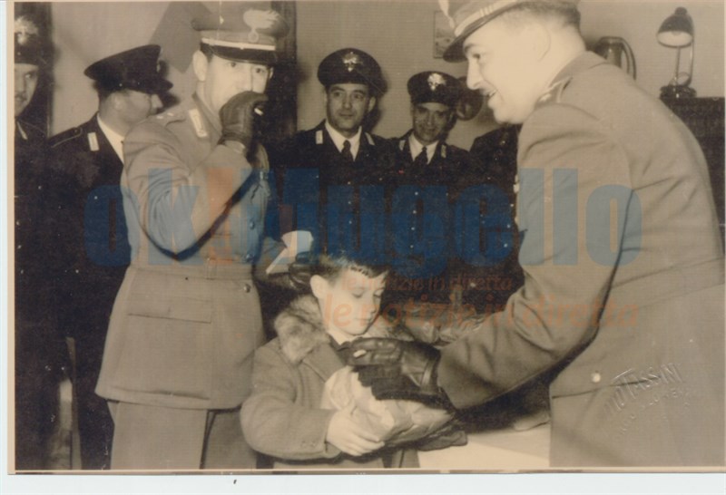 Il Generale Carlo Alberto Dalla Chiesa mentre consegna un pacco dono a Giuseppe “Pino” Rossini, a sinistra il Tenente Fara