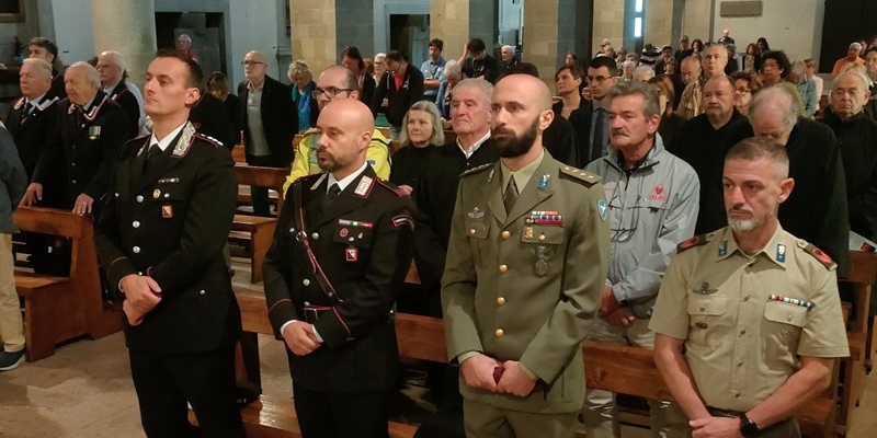 Autorità militari nella Pieve di San Lorenzo, a sx il Capitano dei Carabinieri Francesco Ferrara e il Maresciallo Pietro Vecciarelli con due ufficiali dell’Esercito.