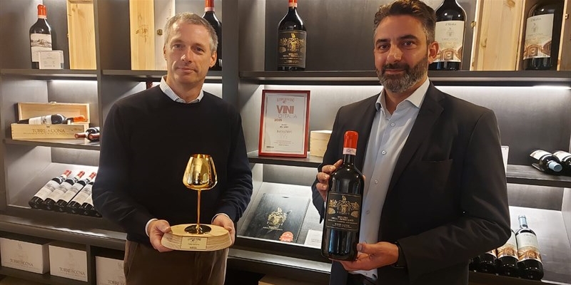 Il vino rosso ""Molino degli Innocenti"" di Torre a Cona a Rignano, premiato come ""Rosso dell'Anno"",""Comune di Rignano sull'Arno
