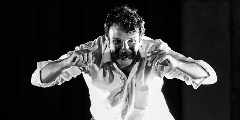 Lo spettacolo è di Luigi D’Elia liberamente ispirato a LA LUNA E I FALO’ di Cesare Pavese