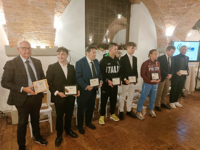I premiati ""Le Velò"", da sinistra Giuseppe Martinelli, Cosimo Casati, Riccardo Magrini, Gianluca Valori, Enea Sambinello, Ginevra Taddeucci, Leandro Vessella e Michele Raschi.
