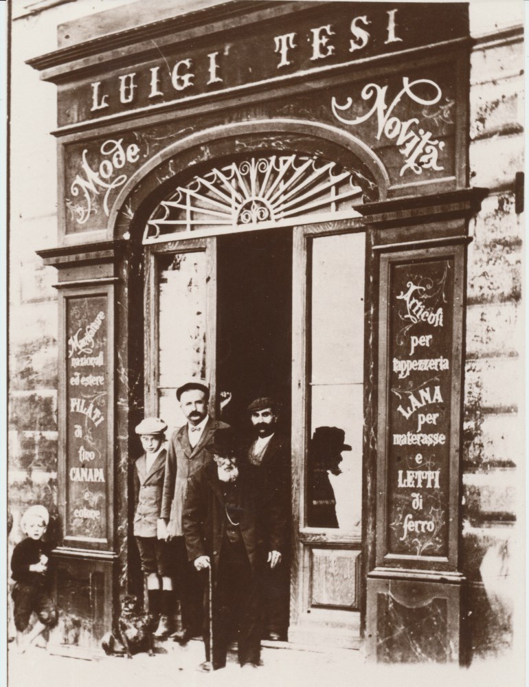 Il vecchio emporio di Ferdinando Tesi, che si nota molto anziano davanti alla bottega.