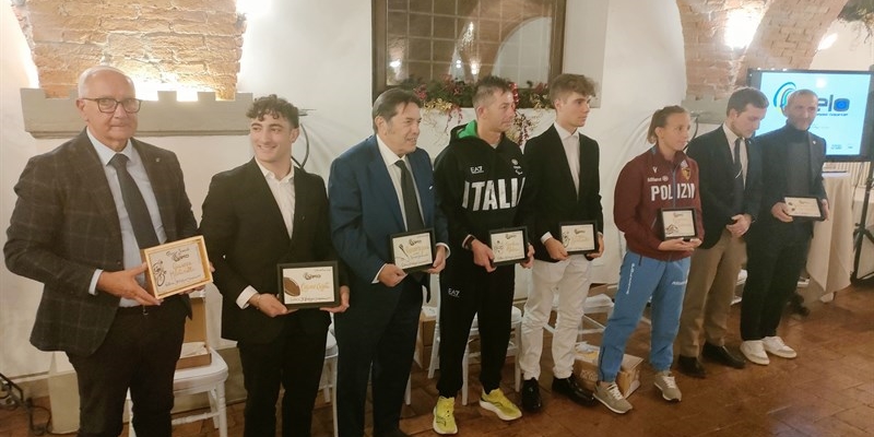 I premiati ""Le Velò"", da sinistra Giuseppe Martinelli, Cosimo Casati, Riccardo Magrini, Gianluca Valori, Enea Sambinello, Ginevra Taddeucci, Leandro Vessella e Michele Raschi.