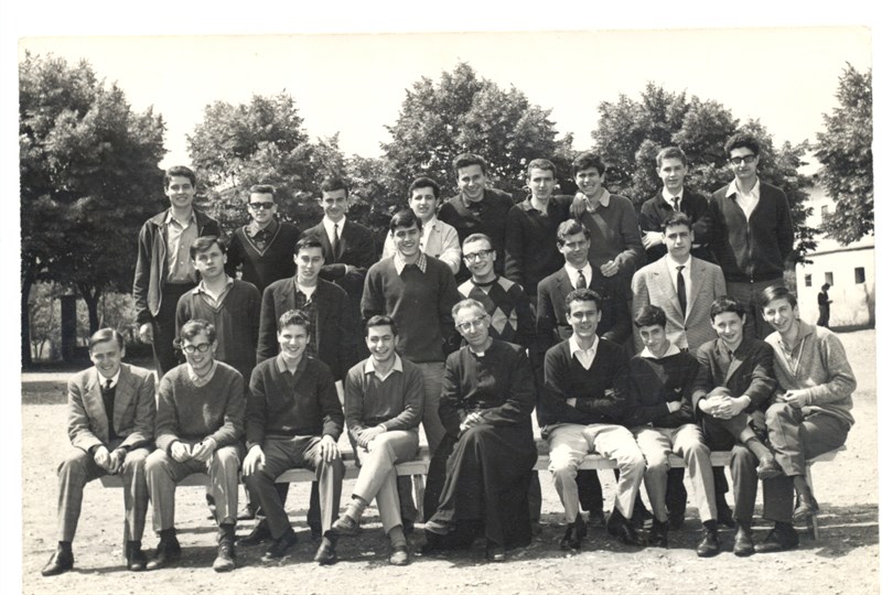 Una classe del settore geometri, l’ultimo seduto a destra è Franco Stocchi, coordinatore degli ex allievi salesiani.