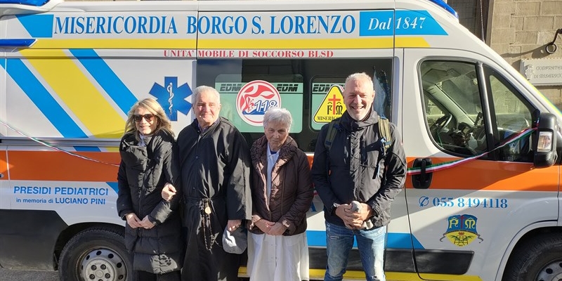 L’autoambulanza della Misericordia di Borgo con le moderne attrezzature in onore di Luciano Pini, la famiglia con il Provveditore Piero Margheri.