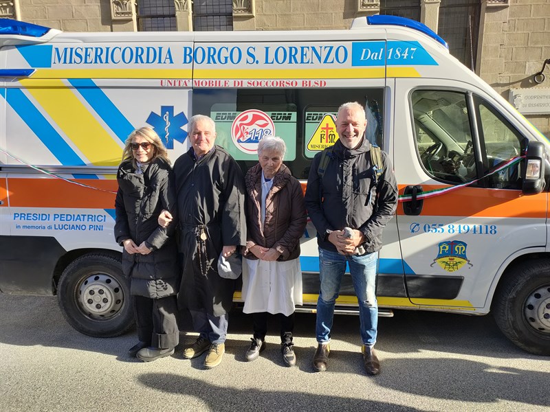 L’autoambulanza della Misericordia di Borgo con le moderne attrezzature in onore di Luciano Pini, la famiglia con il Provveditore Piero Margheri.