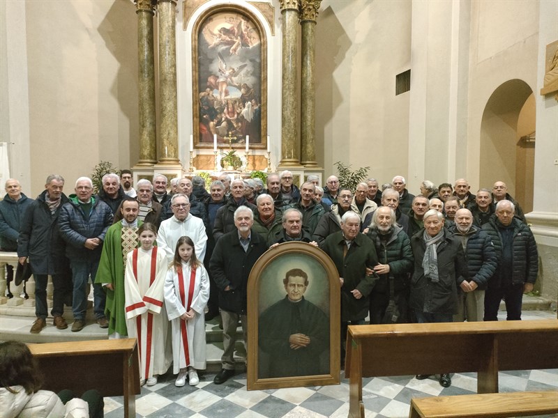 Foto ricordo degli ex allievi Salesiani all’interno del Santuario del SS. Crocifisso davanti all’effige di Don Bosco.
