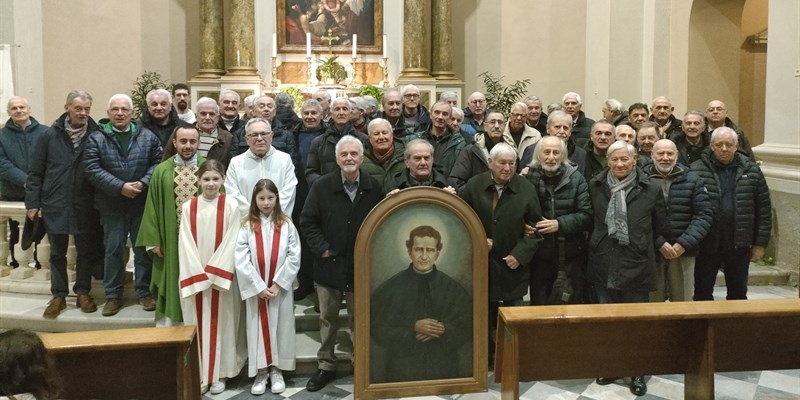 Foto ricordo degli ex allievi Salesiani all’interno del Santuario del SS. Crocifisso davanti all’effige di Don Bosco.