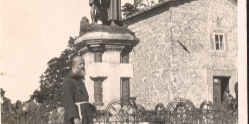Una foto tratta dall’archivio storico di Aldo Giovannini. Padre Massimo da Porretta fondatore della  Casa di Riposo a Borgo San Lorenzo in pellegrinaggio a La Verna nell’anno 1924.