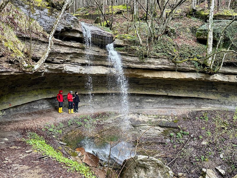 Discarica nascosta lungo il fiume Rovigo, consigliera Noferi in sopralluogo