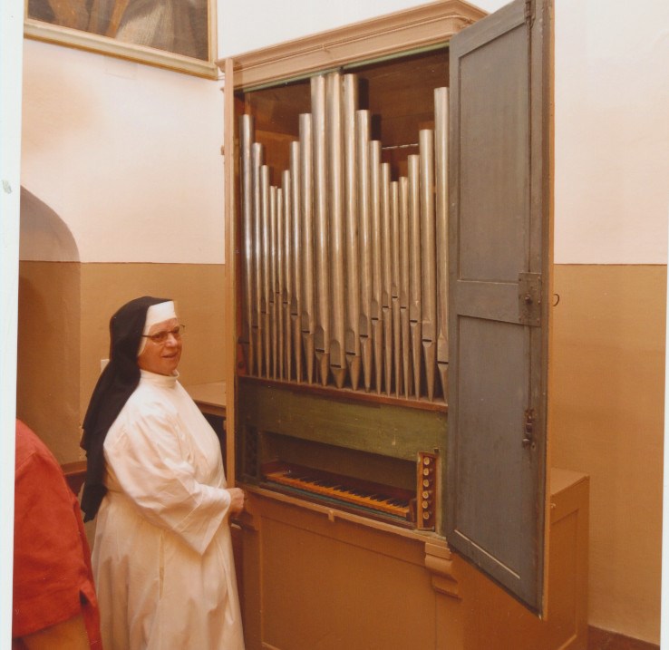 Suor Maria Imelda  davanti al piccolo organo settecentesco del monastero.