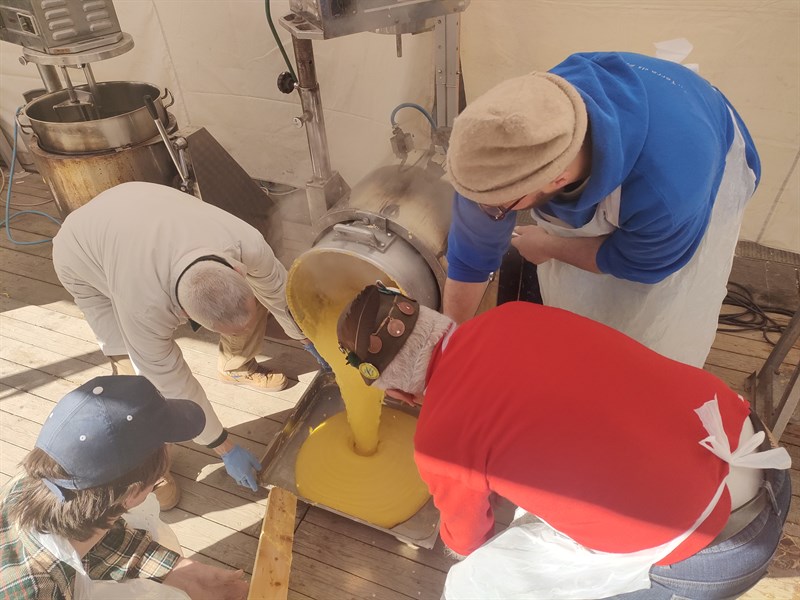 La polenta viene versata sullo spianatoio