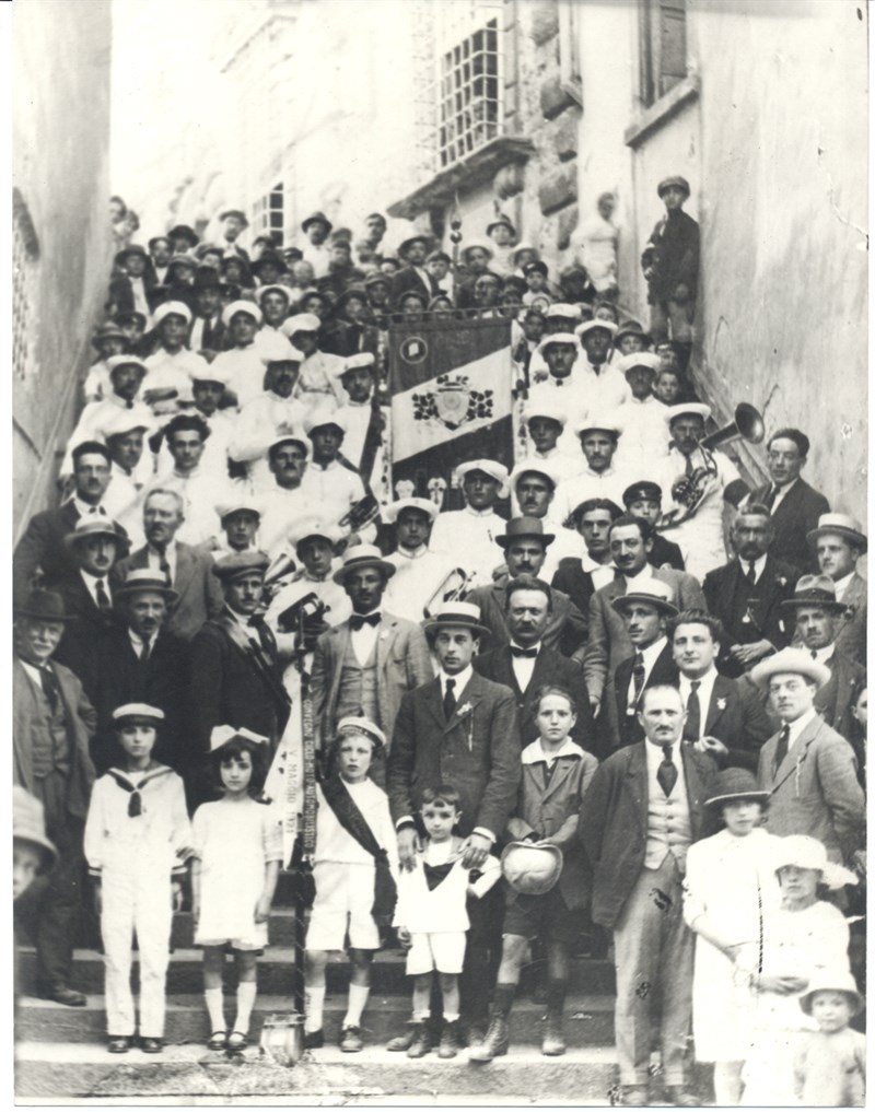 1920 – Un raduno del CC Appenninico di Borgo San Lorenzo a Marradi, la foto nella scalinata di  piazza Scalelle.