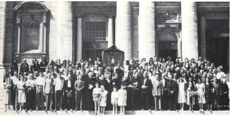 Settembre 1950. Borghigiani  davanti alla Basilica di San Pietro con  il SS. Crocifisso nell’anno giubilare  del 1950.