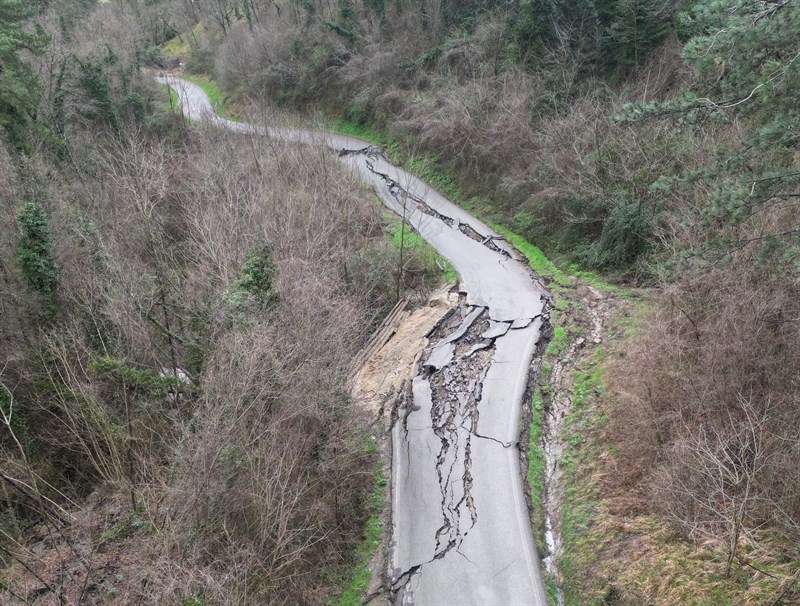 Strada franata a Grezzano