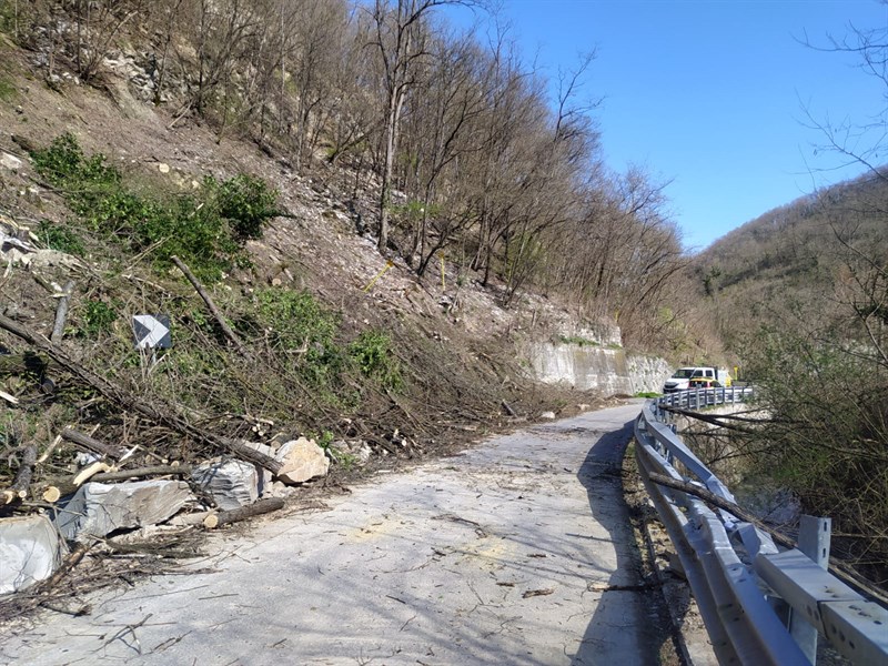 Maltempo, frana a Fontebuona. Residente: ""Strada ancora chiusa, un grande disagio"", la segnalazione di un lettore
