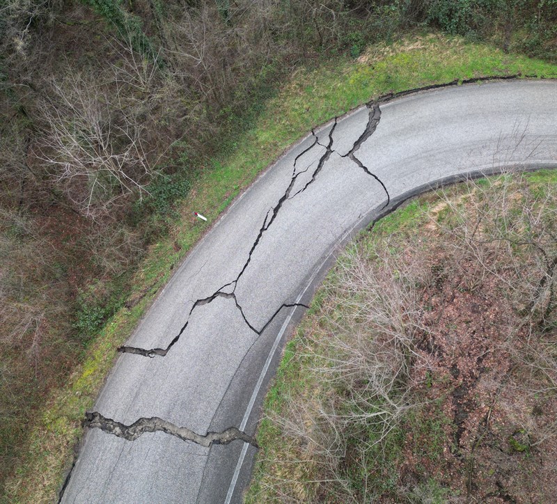 Strada franata a Grezzano