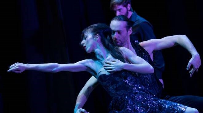Grandioso successo della  Lyric Dance Company al Corsini di Barberino: strepitoso ""Love is a losing game"" con la musica di Amy Winehouse