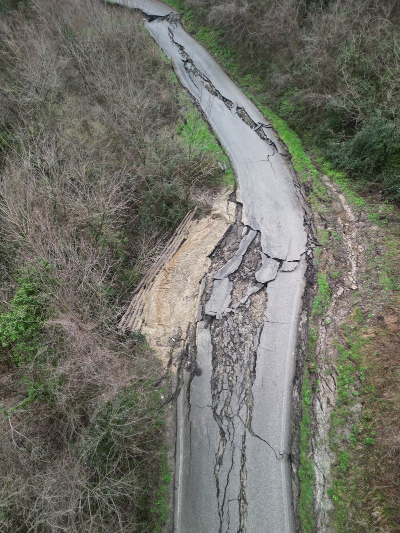 Strada franata a Grezzano
