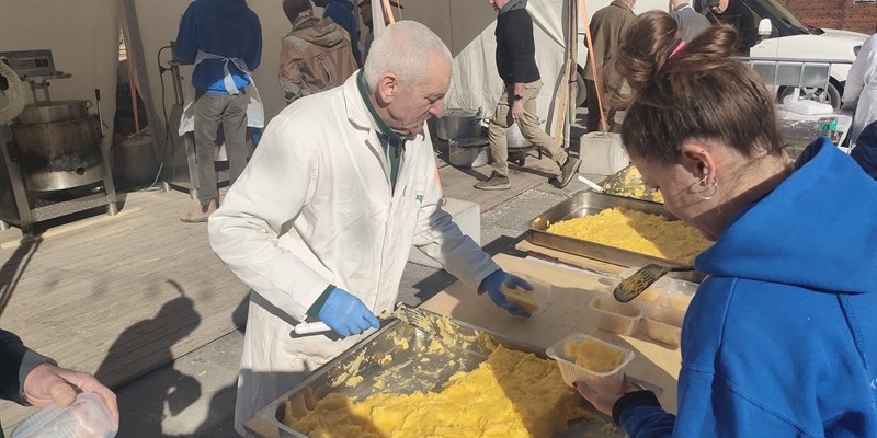 Beppe della Polda, alias Giuseppe Bonanni, inizia a preparare le razioni.