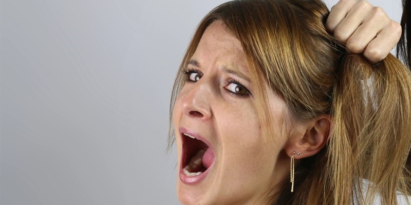 tirare i capelli è reato?