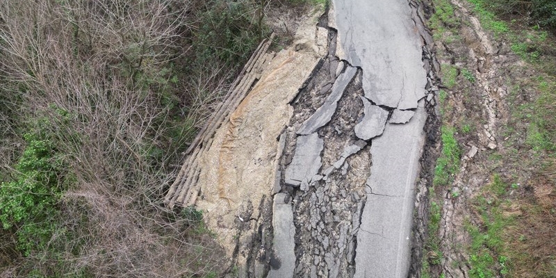 Strada franata a Grezzano