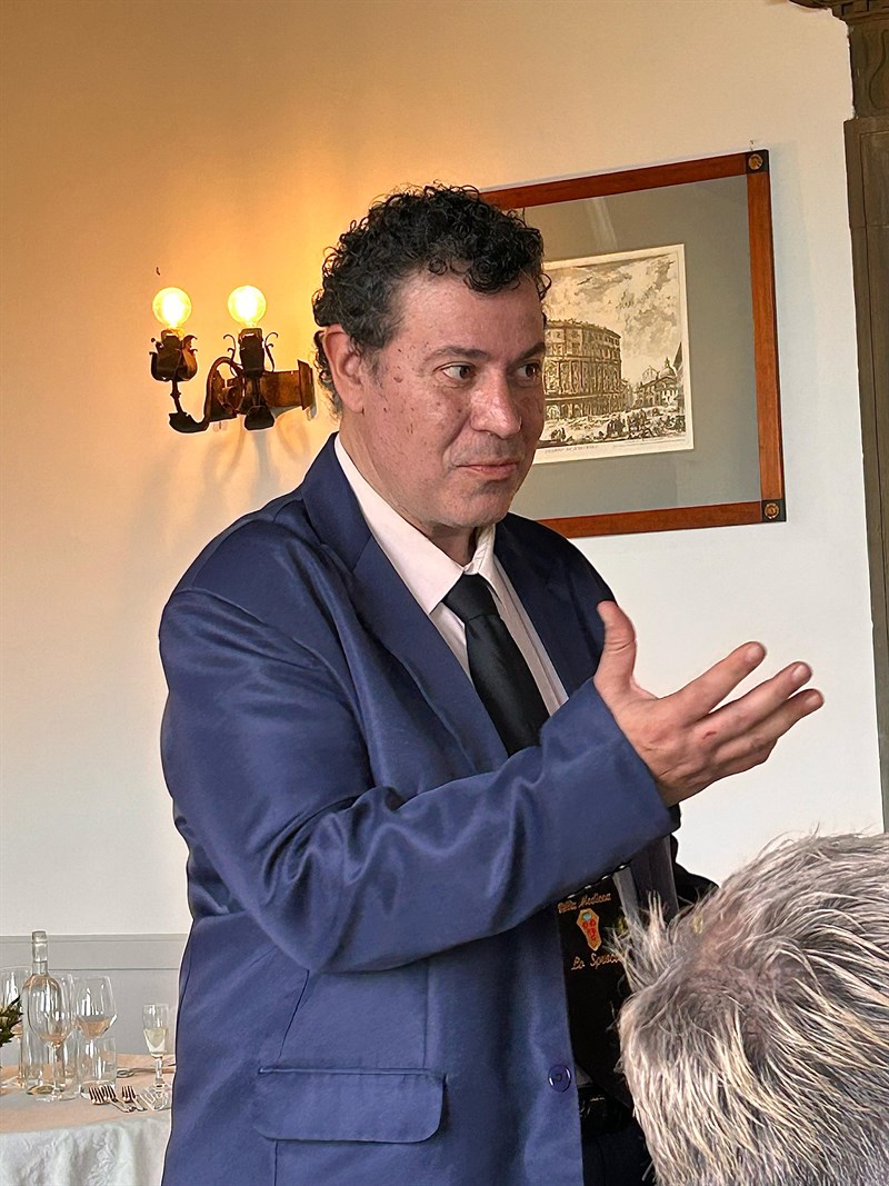 Massimo Pagli proprietario dello Sprocco porta i saluti agli ospiti