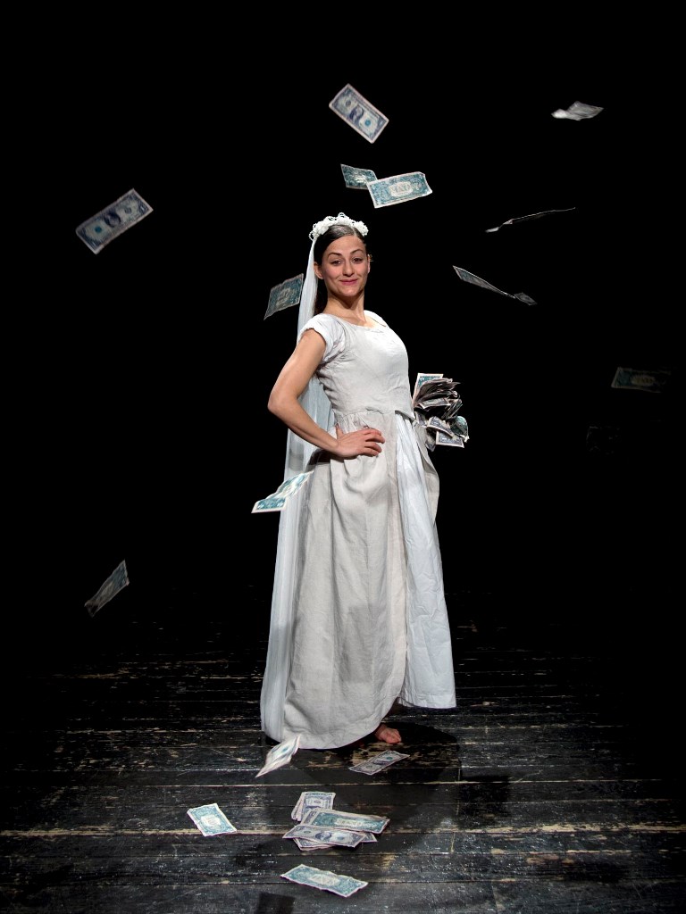 Marta Cuscunà in LA SEMPLICITA’ INGANNATA | Satira per attrici e pupazze sul lusso d’esser donne