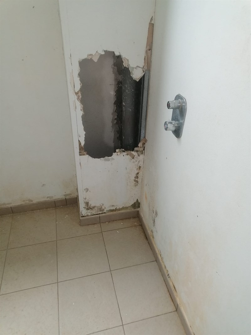 Gli interni degli spogliatori dello stadio comunale “Romanelli”