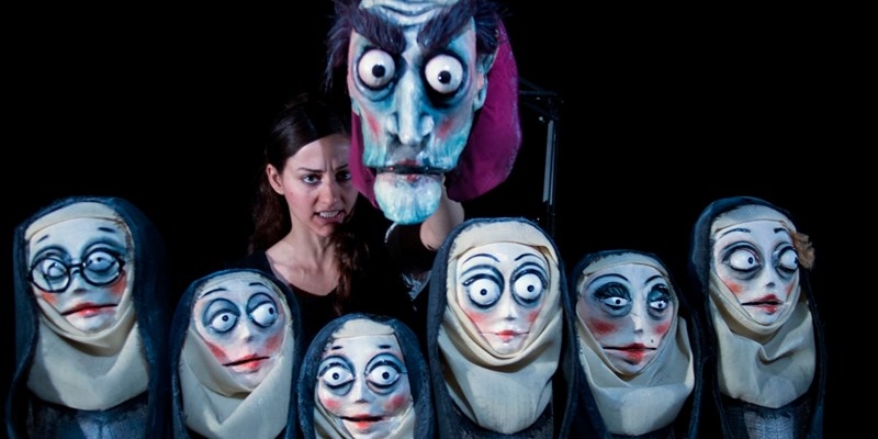 Teatro Corsini, Marta Cuscunà in ""La semplicità ingannata"": satira per attrici e pupazze sul lusso d’esser donne