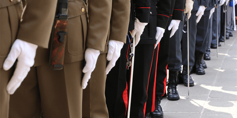 Esercito, Carabinieri e dintorni: ecco i motivi per cui i giovani ancora affollano i concorsi per le divise.