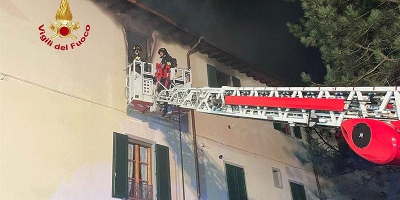 Incendio nella notte a Borgo San Lorenzo: distrutto un appartamento, famiglie evacuate