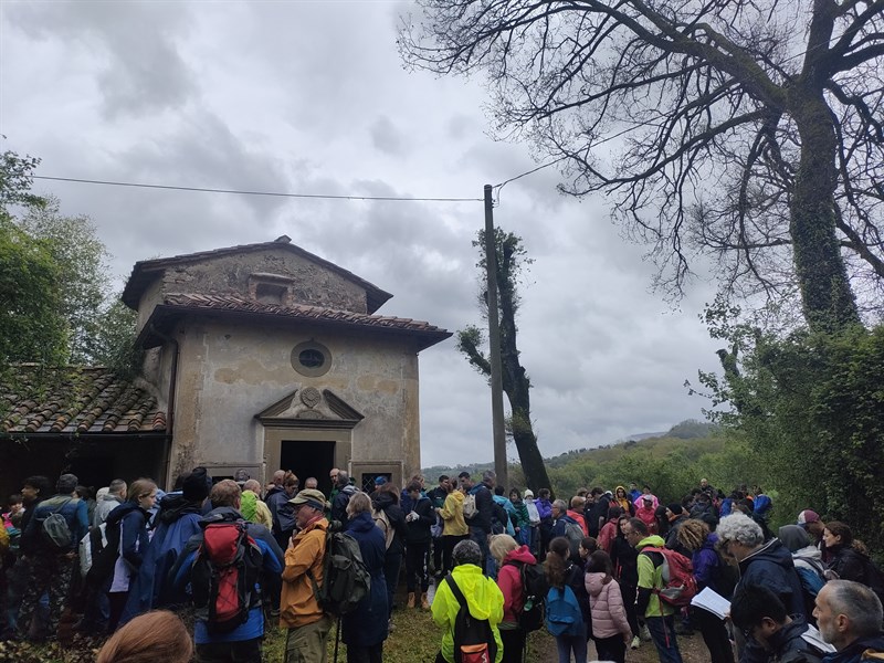 Davanti all’Oratorio di Santa Cristina a Pallone Montazzi 
