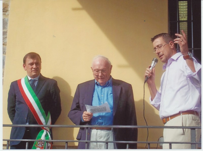 L’inaugurazione del Museo della Gotica Toscana. Da sinistra il sindaco di Scarperia Federico Ignesti, il reduce statunitense Jack Lewis e il vice presidente e segretario della Gotica Toscana