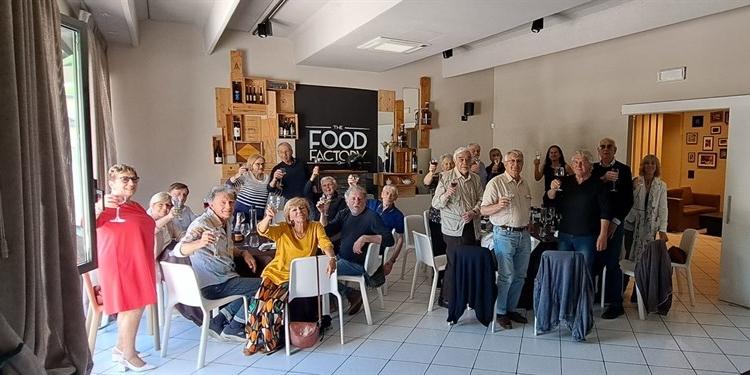 Il brindisi di ritrovo