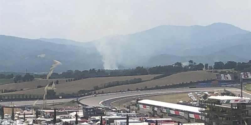 Uno degli incendi visto dal Mugello Circuit
