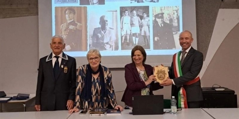 Le sorelle Alessandra e Armanda Gori durante una cerimonia in memoria del loro nonno