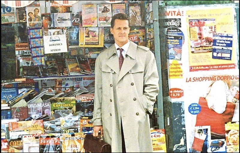Anno 2004. Il grande campione Michael Schumacher, davantio all’edicola di Giovanni Mei  durante un spot pubblicitario.