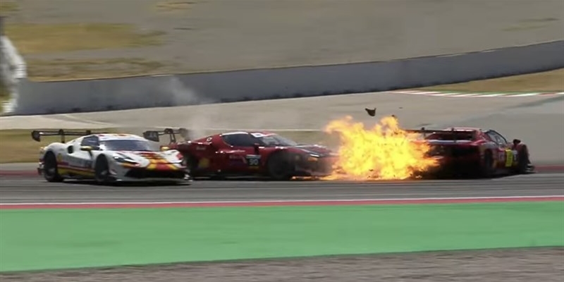 Il momento in cui Max viene tamponato e la polvere dei freni prende fuoco