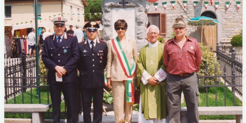 Una bella immagine del 2003 con Luigi Biagioni, il Capitano Guido Barbieri, l’assessore Patrizia Gherardi, don Bruno Malavolti e Giuseppe Tronconi (Foto A. Giovannini)