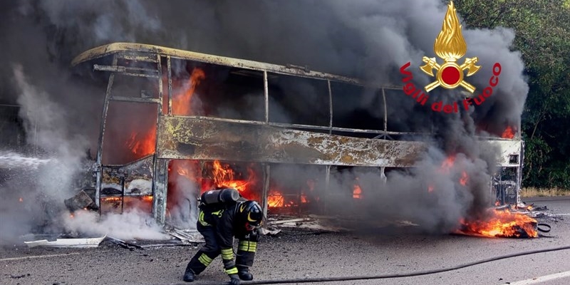 Il pulmann incendiato