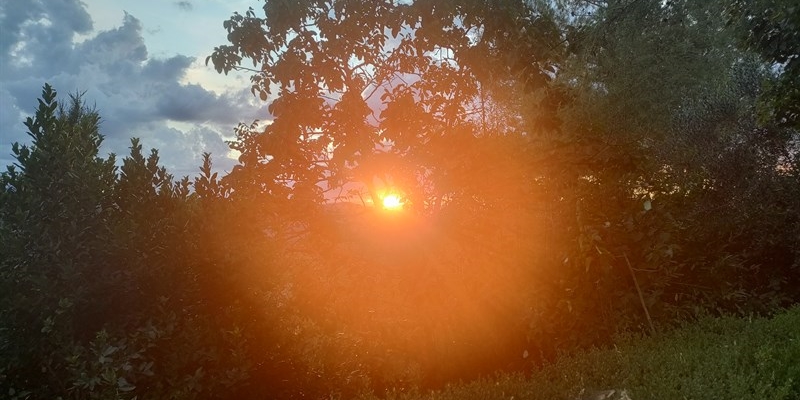 l sole tramonta dietro le montagne della Calvana.
