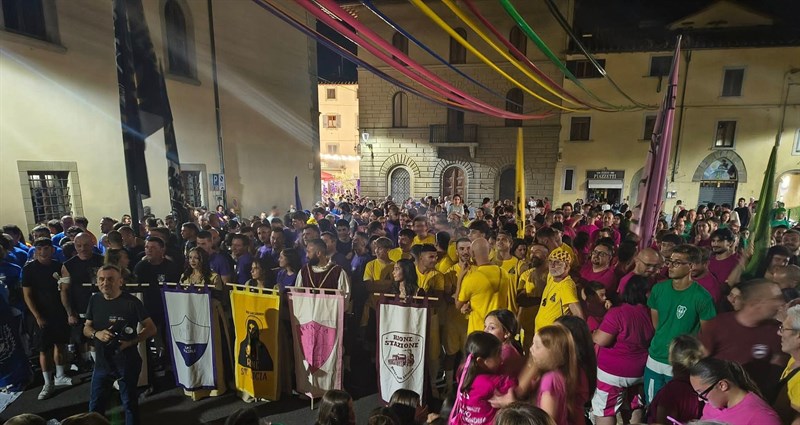 I gonfaloni dei rioni partecipanti al Palio di San Lorenzo 2025.