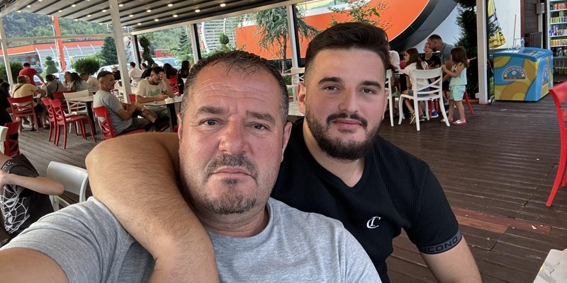 Patrick che abbraccia il padre Ben