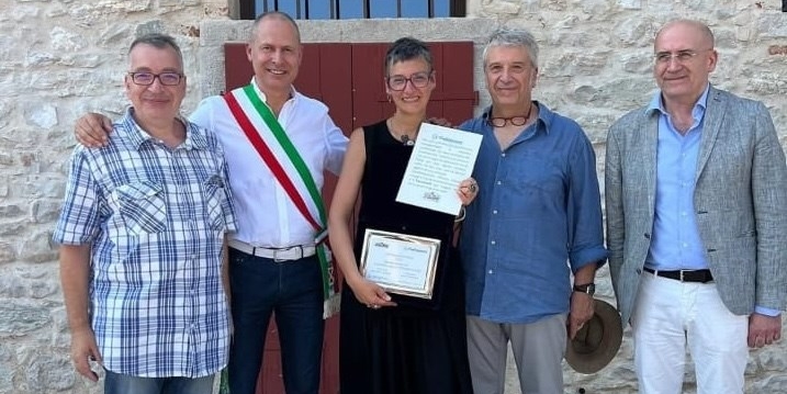 La consegna del premio a Claudia De Fausti dai dirigenti della Confartigianato e dalle Autorità municipali. 
