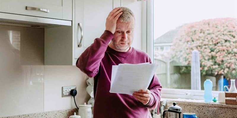 uomo preoccupato cartelle esattoriali 19082025 okmugello.it