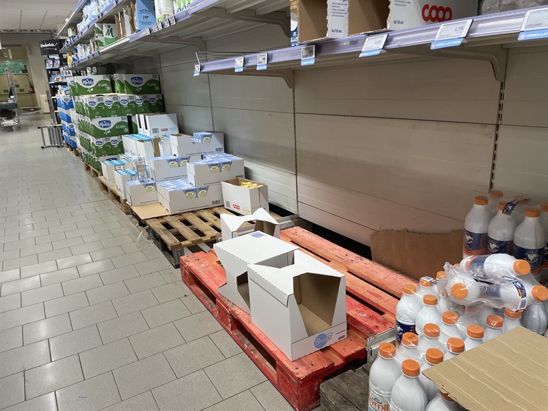 Gli scaffali vuoti del supermecato