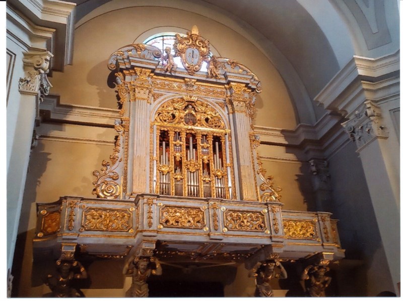 La magnificenza dell’Organo Stefanini all’interno del Santuario del SS. Crocifisso. Ad illuminazione spenta risplende l’oro zecchino della parte lignea.