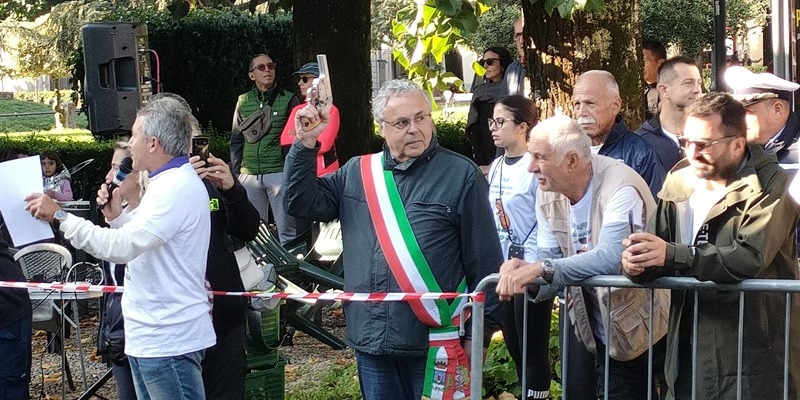 Il sindaco Leonardo Romagnoli da il via alla Maratona del Mugello