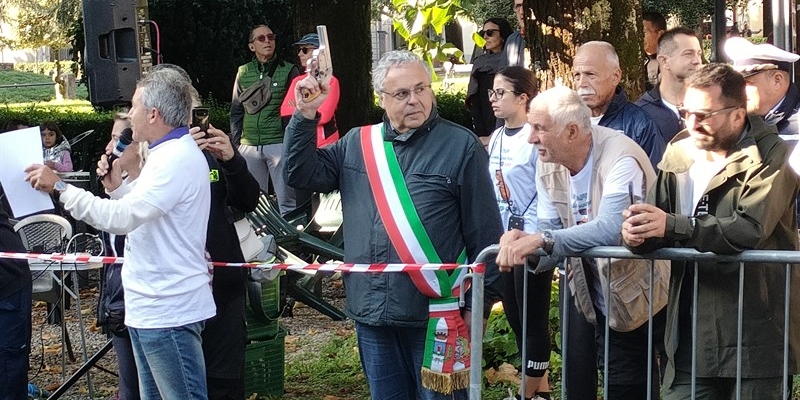 Il sindaco Leonardo Romagnoli da il via alla Maratona del Mugello